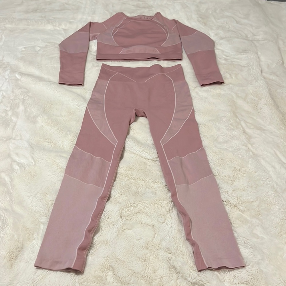 Mauve colored long sleeve yoga top and pant set size large